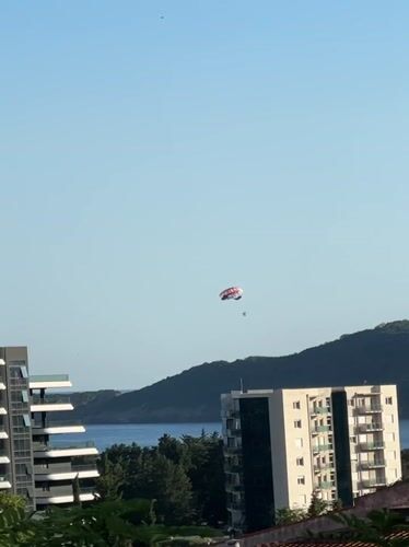 Lazy afternoon in Boreti — parasailing, construction, and screen time