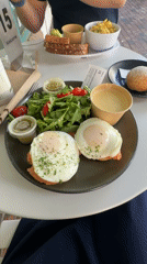 Cambridge brunch and river views on sunny afternoon
