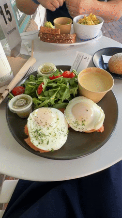 Cambridge brunch and river views on sunny afternoon