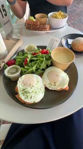 Cambridge brunch and river views on sunny afternoon