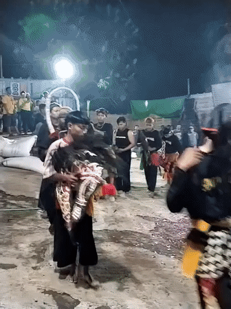 Traditional cultural performance draws crowds in Kuto, Indonesia