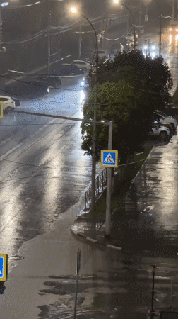 Heavy rain creates wet roads, reduced visibility in Saratov
