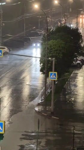 Heavy rain creates wet roads, reduced visibility in Saratov