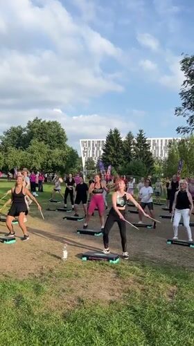 Synchronized outdoor fitness class in a Minsk park
