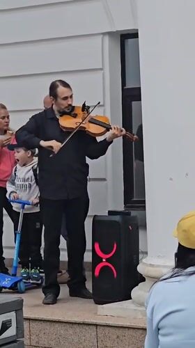 Street musicians and city life on Nizhny Novgorod's pedestrian strip