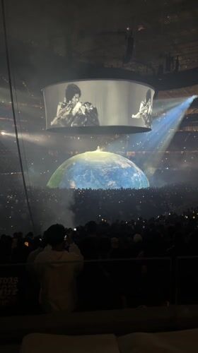 Concert with globe stage performed in Inglewood early morning