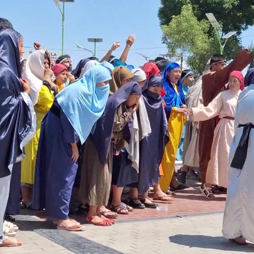 Biblical street performance draws crowds in Mariano Melgar, Peru