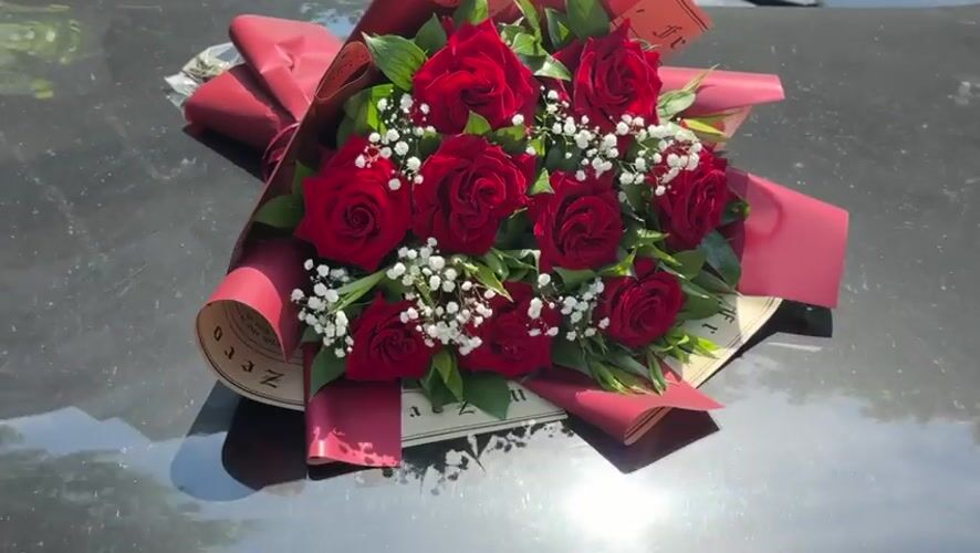 Red rose bouquets documented across Varna locations over 85 minutes