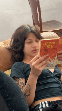 Two people read on leather couch in Buenos Aires