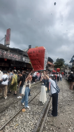 Sky lantern festival draws crowds to New Taipei railway street
