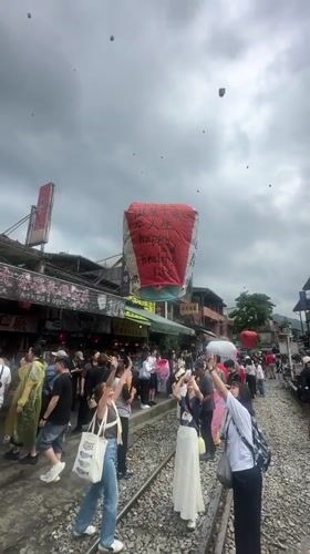 Sky lantern festival draws crowds to New Taipei railway street