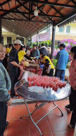 Temple gathering in Đà Lạt: prayers, incense, and communal food