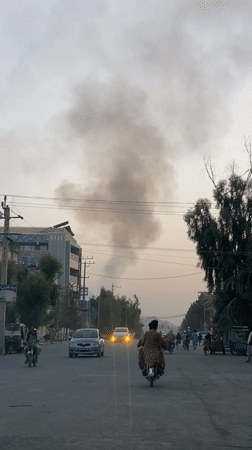 Heavy smoke rises over Kandahar in back-to-back street-level clips