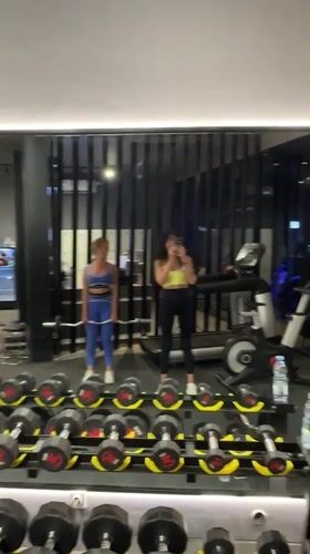 Gym session in Kuta Selatan: lifting and mirror selfies