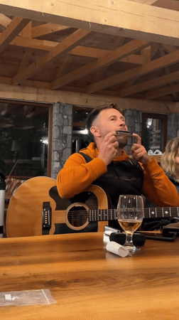 Acoustic guitar performance in Gusinje bar