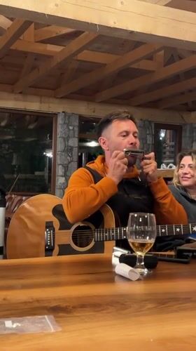 Acoustic guitar performance in Gusinje bar