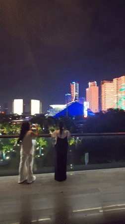Crowds gather for nighttime light show in Shangcheng District