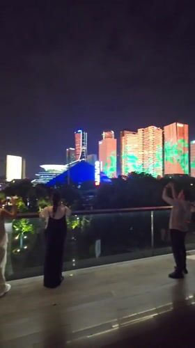 Crowds gather for nighttime light show in Shangcheng District