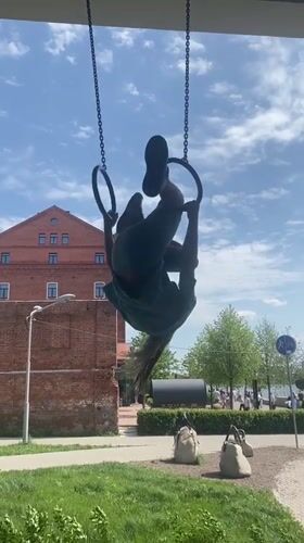 Mother and daughter practice gymnastics at Yekaterinburg park