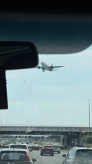Aircraft filmed landing over highway traffic near Hoofddorp