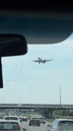 Aircraft filmed landing over highway traffic near Hoofddorp