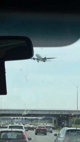 Aircraft filmed landing over highway traffic near Hoofddorp