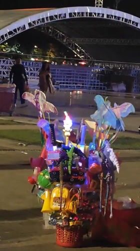 Evening street life captured across Da Lat's plazas