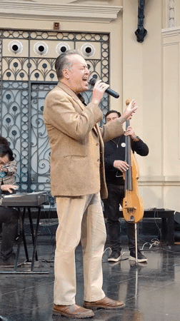 Jazz band performs evening concert in Santiago art museum