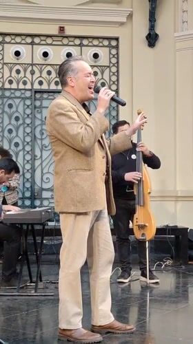 Jazz band performs evening concert in Santiago art museum