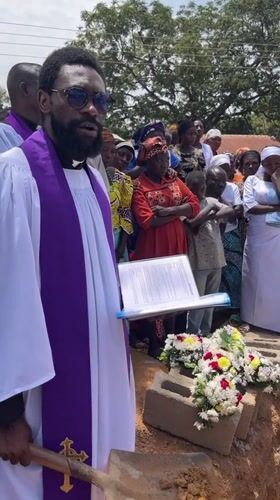 Outdoor funeral service held in Dogon Dinia, Nigeria