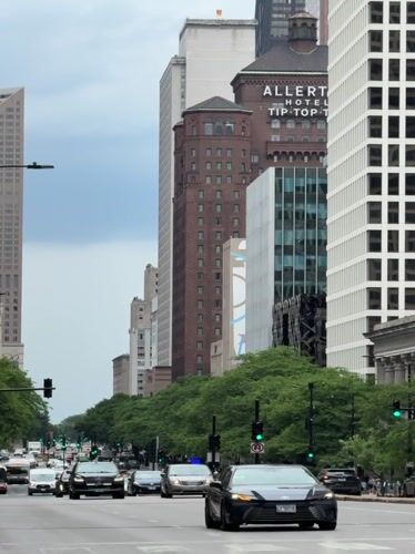 Afternoon walkthrough of downtown Chicago's streets and landmarks