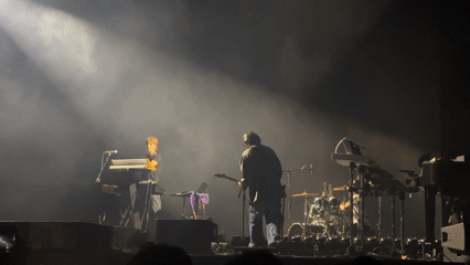 Live band plays Assago venue under dramatic lights and fog