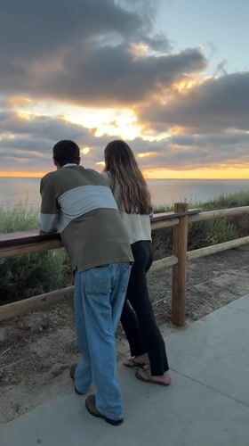 Encinitas cliff overlook draws a crowd for a dramatic Pacific sunset