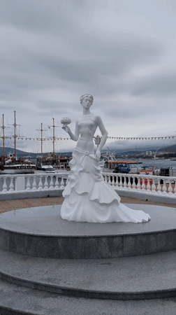 Wedding dress statue observed in Gelendzhik harbor