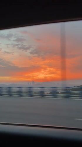 Motorist captures vivid sunset through car window in Nan'an District