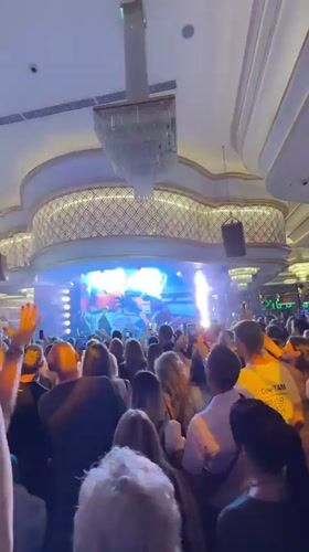 Live concert in full swing at an Estosadok venue