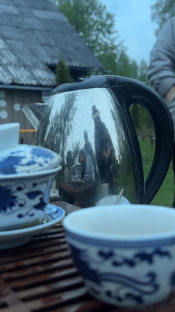 Outdoor tea service documented in Парэчча, Belarus