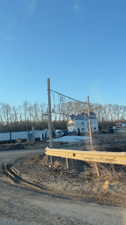 Drive-by footage captures wooden human sculpture in Votkinsk, Russia