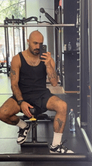 Gym-goer takes selfie on weight bench in Tbilisi