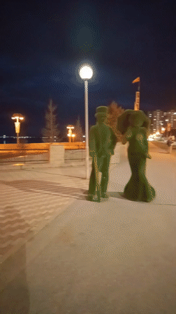 Evening stroll captures sculptural promenade art in Nizhnevartovsk