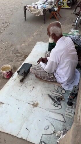Traditional street vendors serve corn, shoes in Multan
