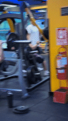 Evening workout session documented at San Isidro gym