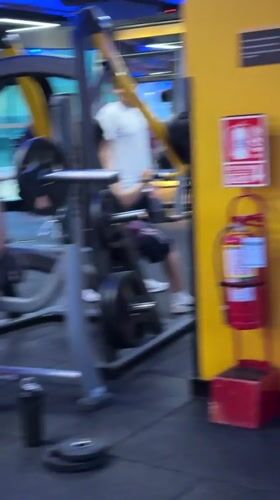 Evening workout session documented at San Isidro gym