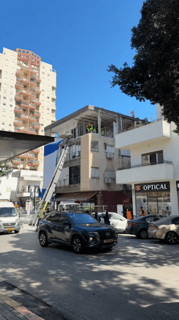 Construction workers active on Ramat Gan rooftop project
