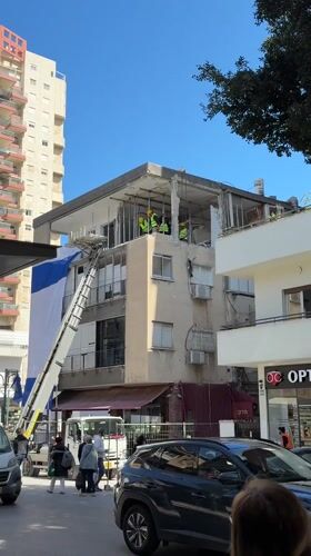 Construction workers active on Ramat Gan rooftop project