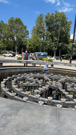 Dry Bridge Market: fountain maintenance and a vintage car