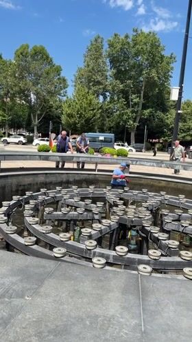 Dry Bridge Market: fountain maintenance and a vintage car