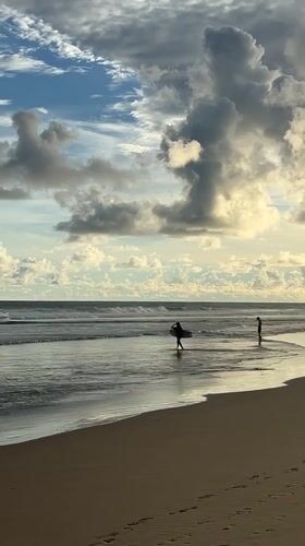 Dramatic coastal scenes documented along southern Sri Lankan beaches
