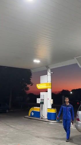 End-of-shift wind-down at a Sredets gas station