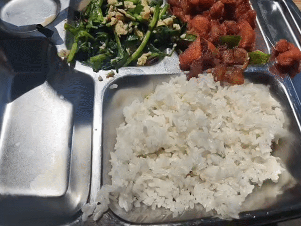 Compartmented meal tray observed in Shanghai early morning
